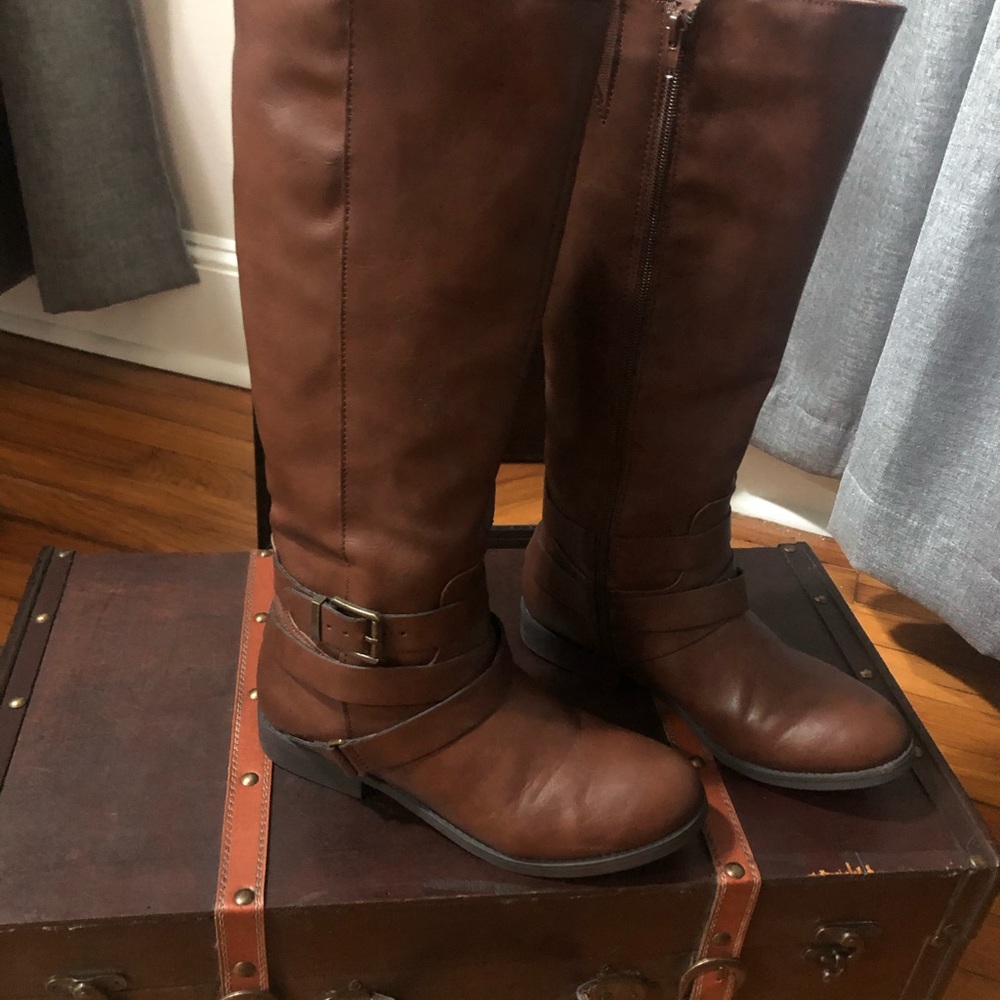 NWOT Low Heel Brown Knee High Boots with straps 💕